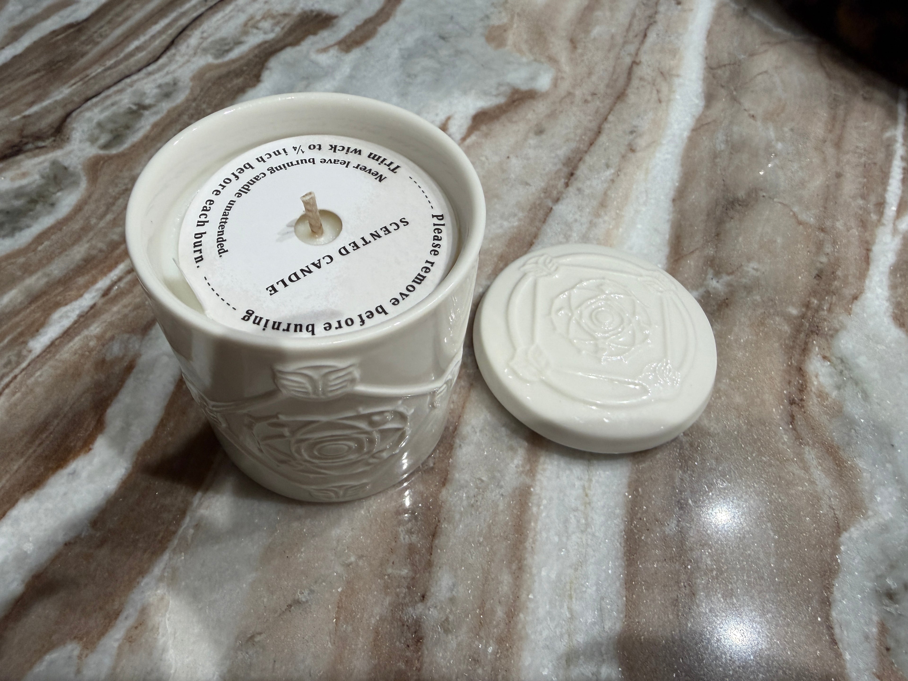 NERTAMID —🔥 ÉDITION SPÉCIALE « MOÏSE »
LA FLAMME VIVANTE DE LA FORCE ET DE LA GUÉRISON Miel Cannelle - La Flamme Éternelle Son écrin est enveloppé d’un vernis blanc immaculé, comme une couronne de lumière posée sur la matière.