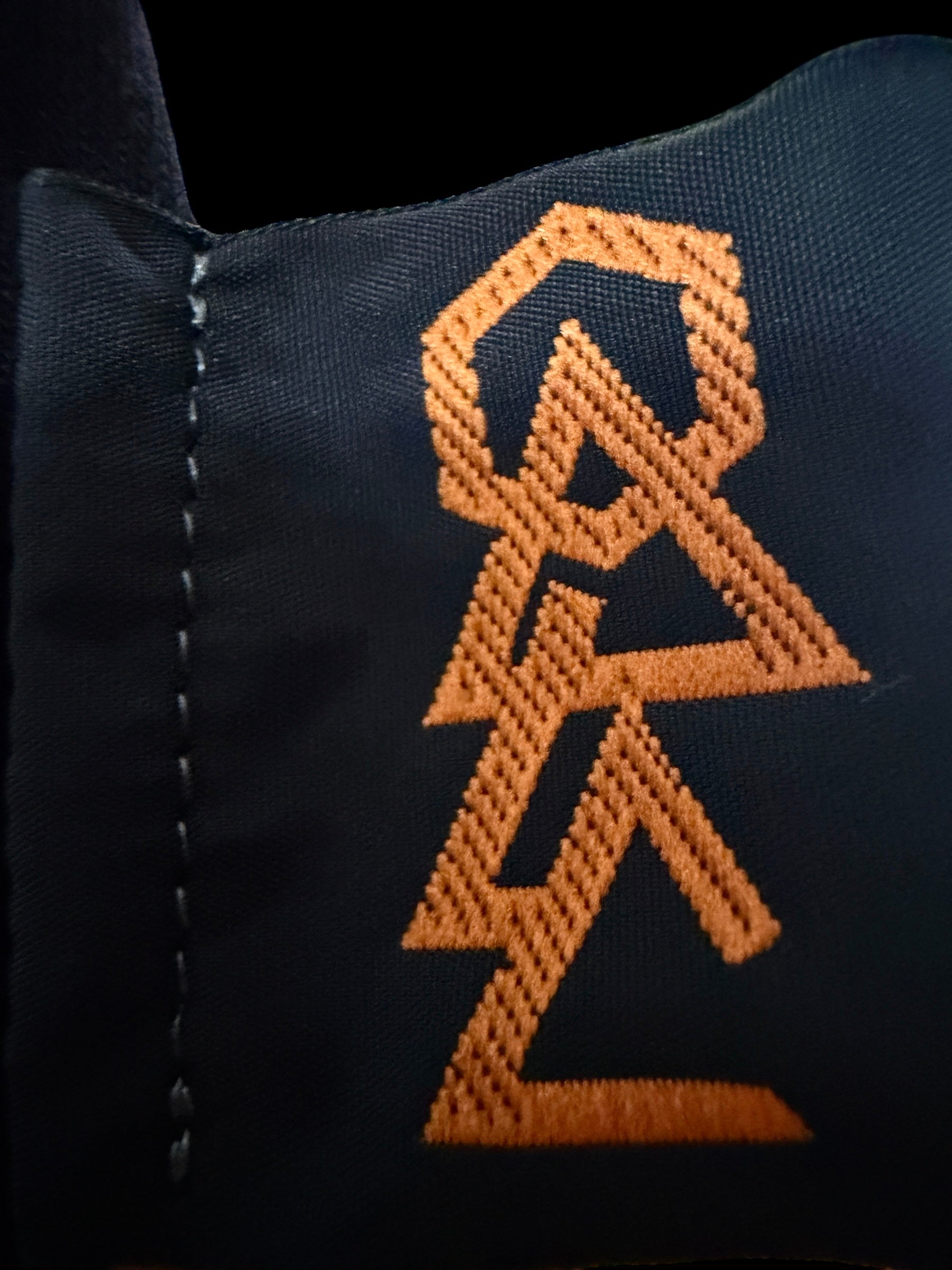 BACK OF KNOWING-BLACK EDITION