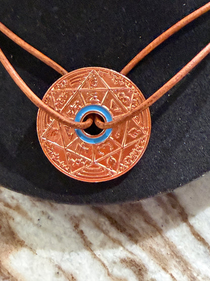 TSAMID TRINITY — BRONZE EDITION**

Collier Bronze — Édition Limitée