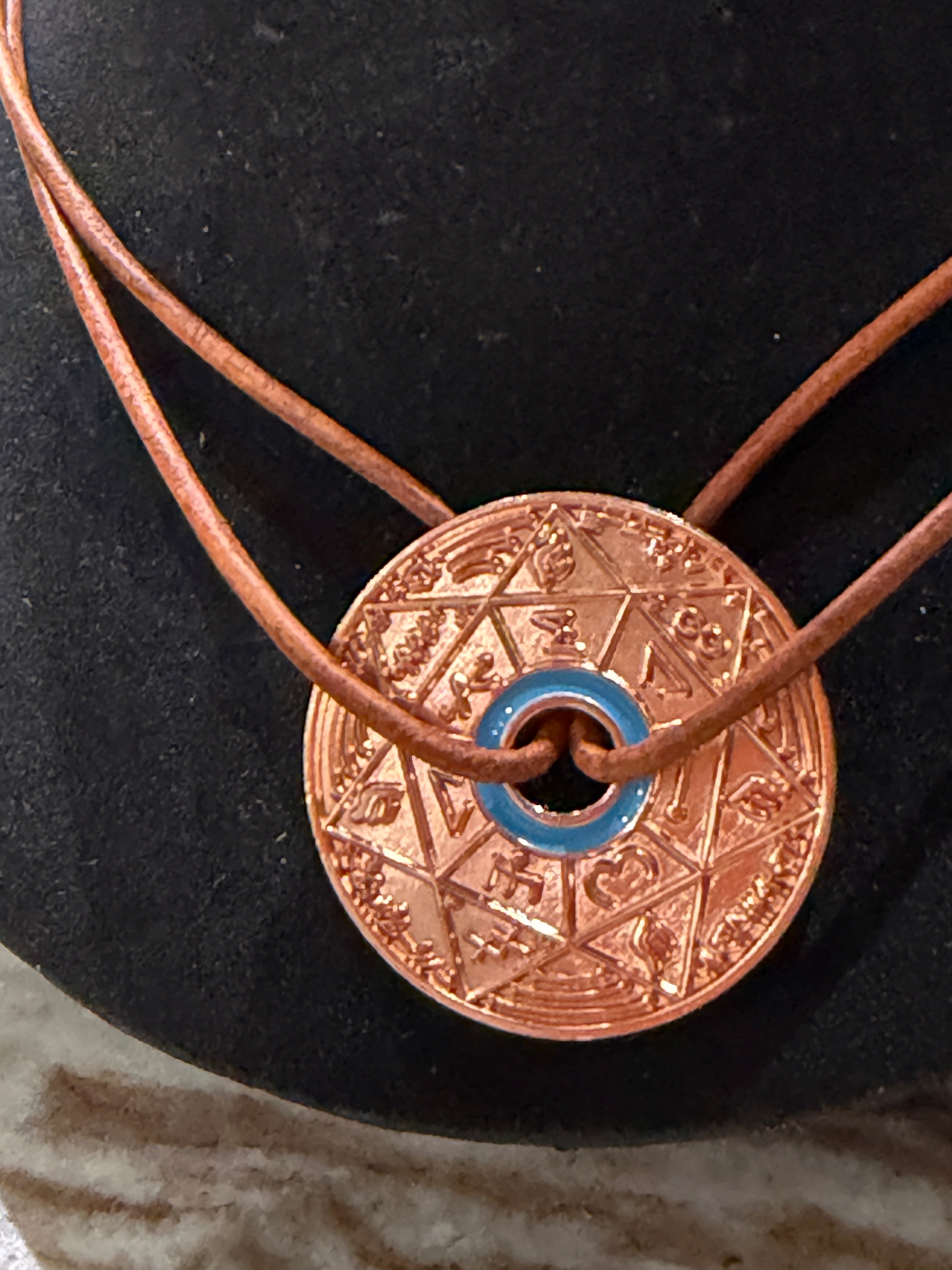 TSAMID TRINITY — BRONZE EDITION**

Collier Bronze — Édition Limitée