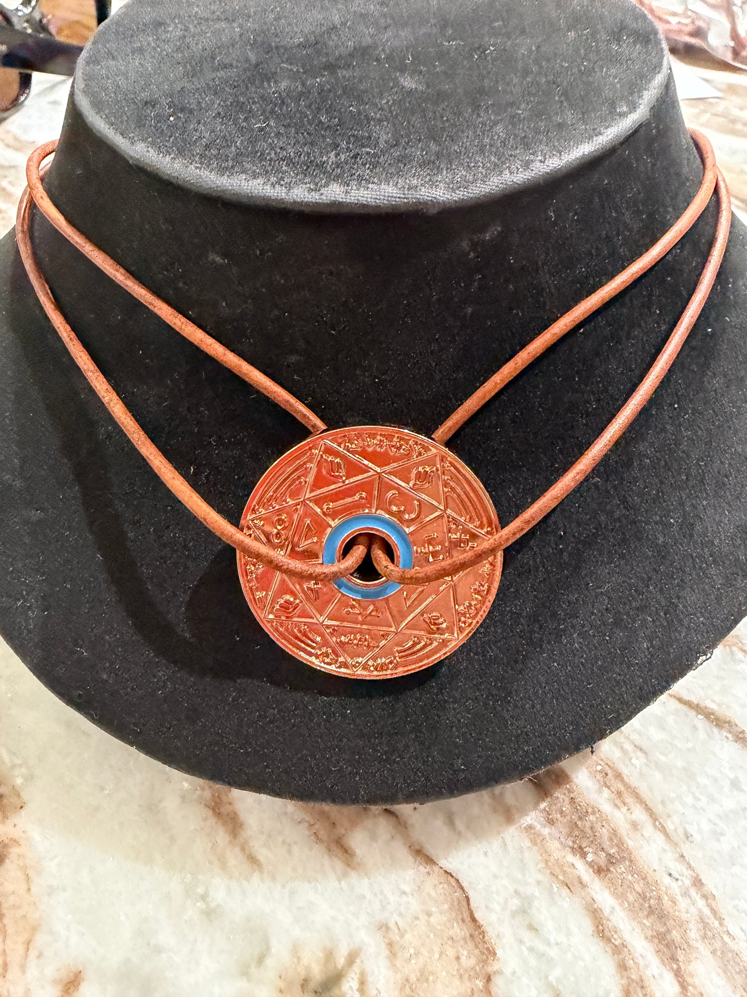 TSAMID TRINITY — BRONZE EDITION**

Collier Bronze — Édition Limitée