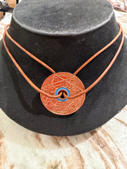 TSAMID TRINITY — BRONZE EDITION**

Collier Bronze — Édition Limitée