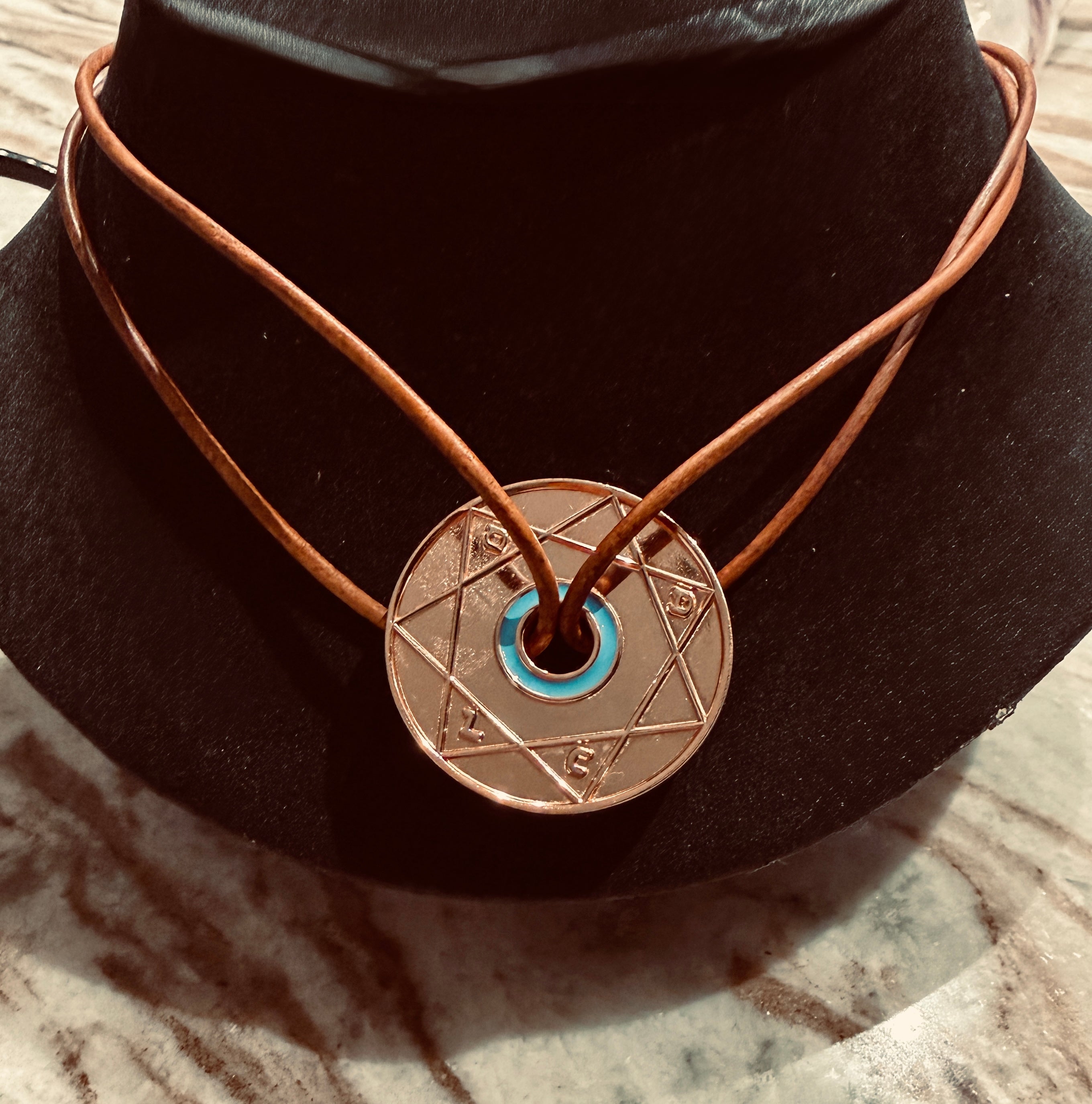 TSAMID TRINITY — BRONZE EDITION**

Collier Bronze — Édition Limitée