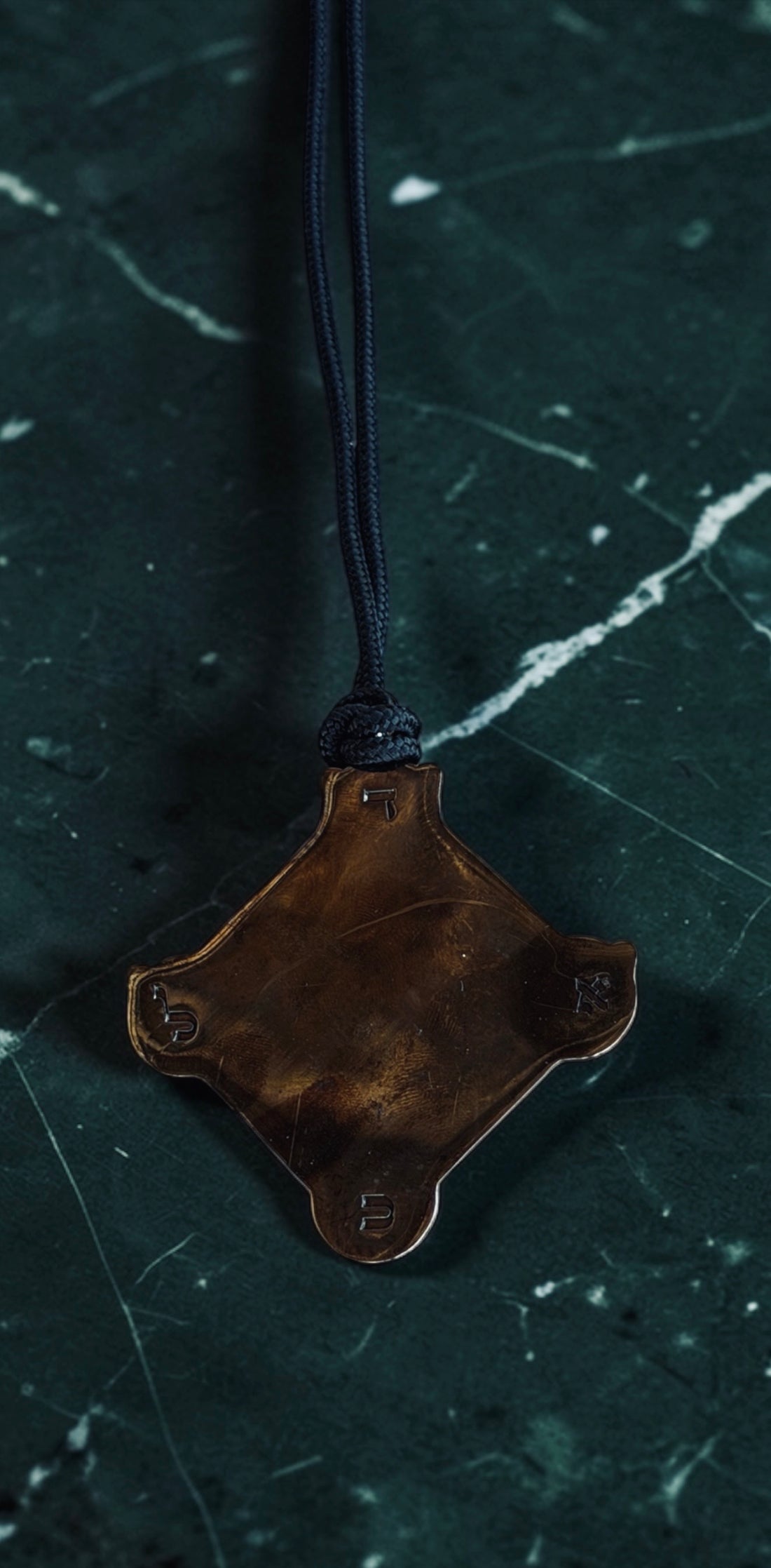 ⚫🜂 AYIN AHLAMAH
Talisman Mystique &amp; Kabbalistique
Laiton Tabac Noirci · Améthyste