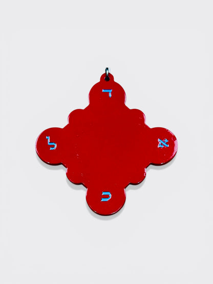 THE KNOWING ONE | ADOM IRIS
ODLC — Celle qui sait -Œil de la Connaissance
ADOM IRIS — Red Lacquer Edition- Talisman mystique kabbalistique.