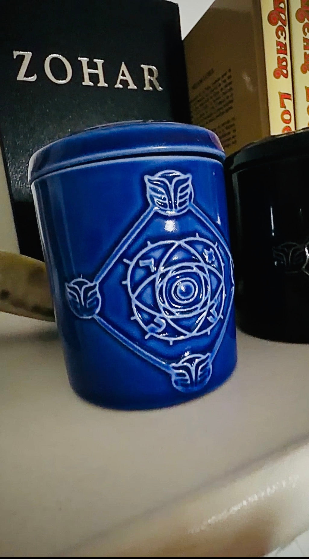 Bougie NERTAMID Bleue parfumée Miel Cannelle