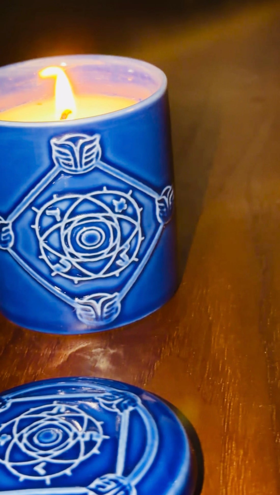 Bougie NERTAMID Bleue parfumée Miel Cannelle