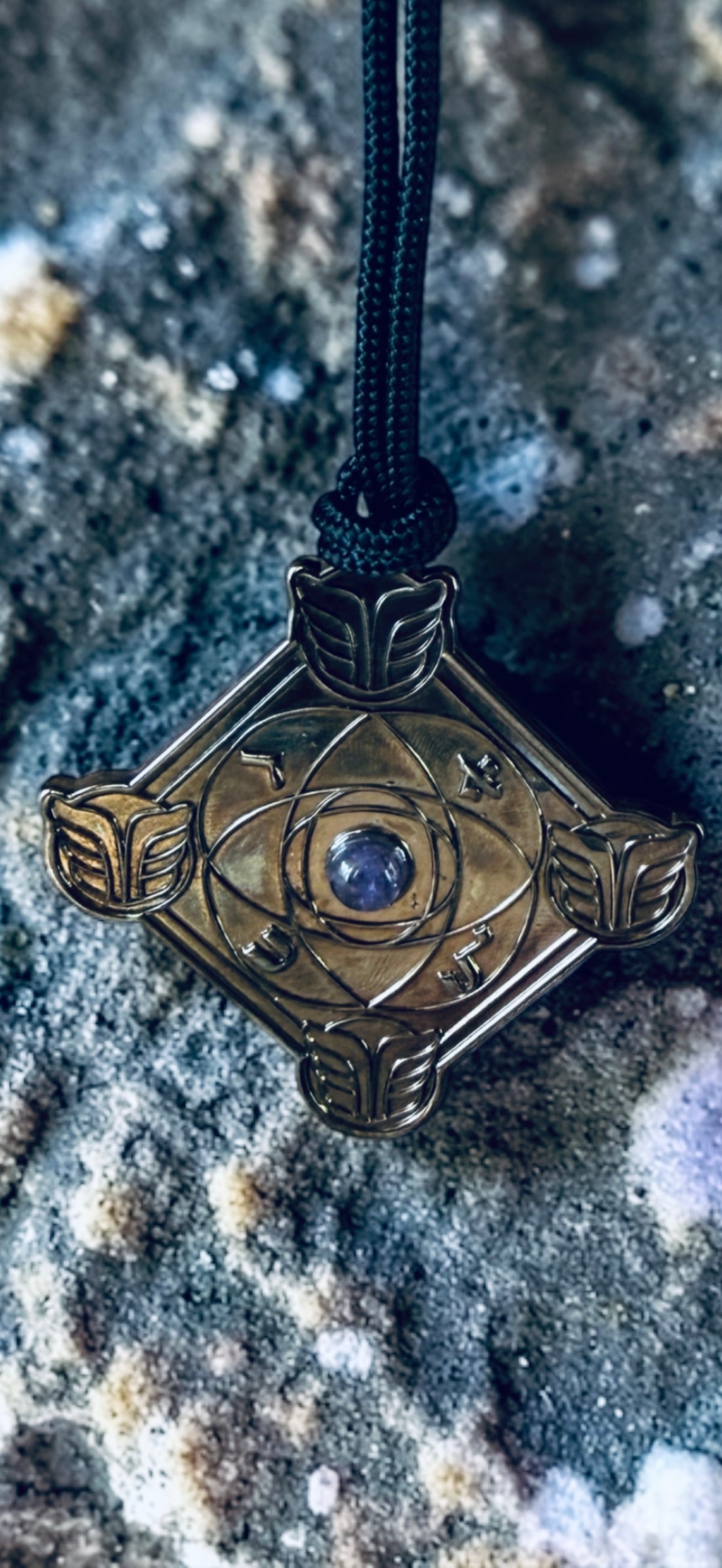 ⚫🜂 AYIN AHLAMAH
Talisman Mystique &amp; Kabbalistique
Laiton Tabac Noirci · Améthyste