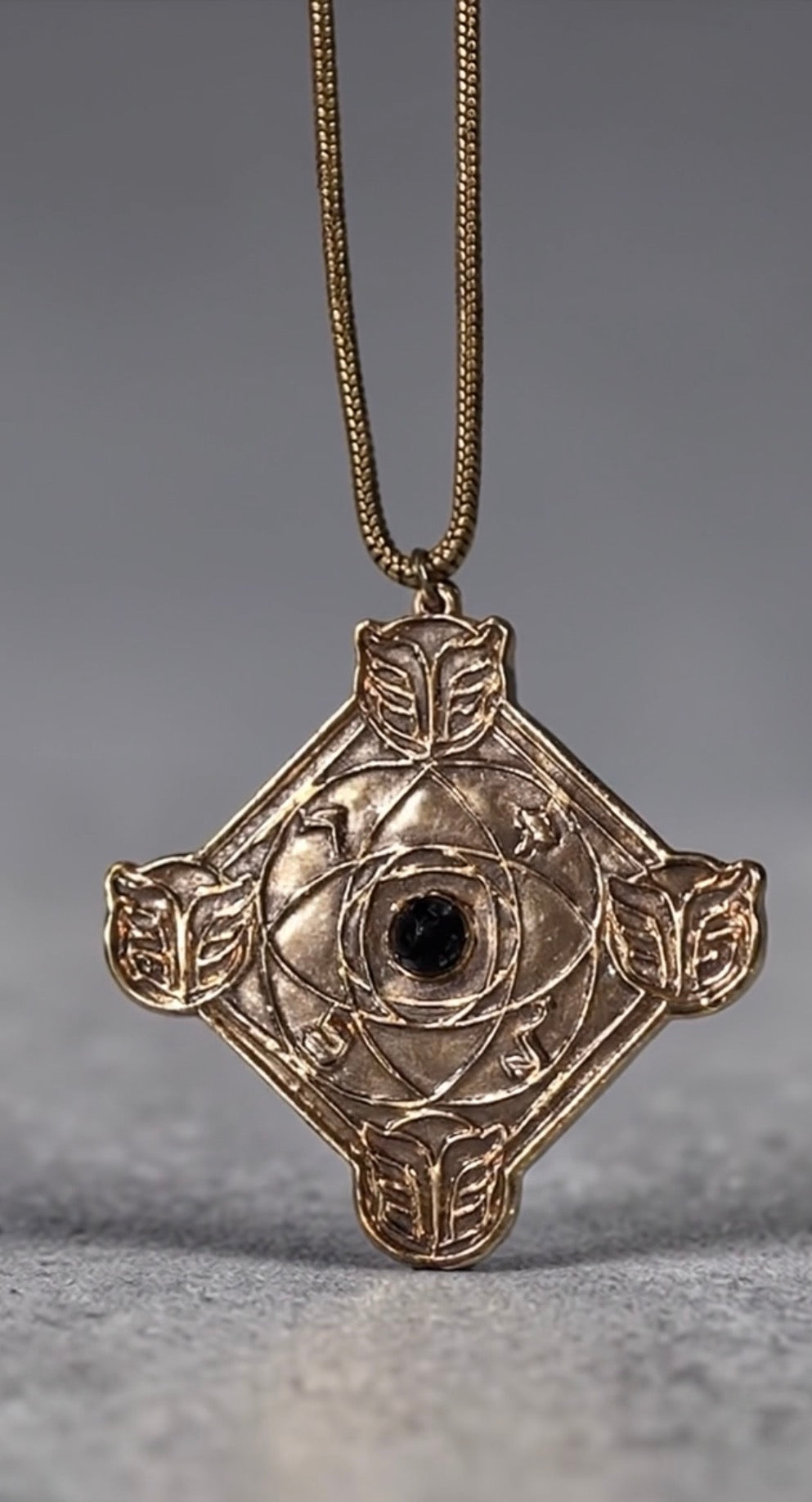 ⚫🜃 DIN NEHOSHA

Talisman Kabbalistique &amp; Mystique

Laiton / Bronze · Obsidienne Noire