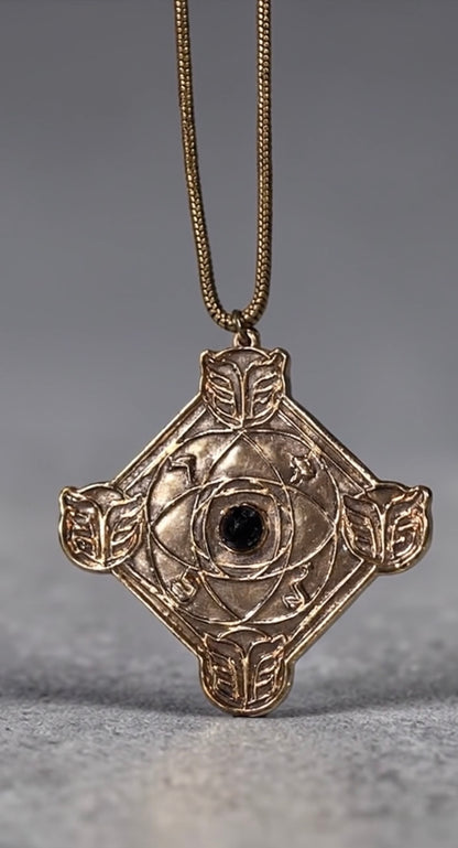 ⚫🜃 DIN NEHOSHA

Talisman Kabbalistique &amp; Mystique

Laiton / Bronze · Obsidienne Noire