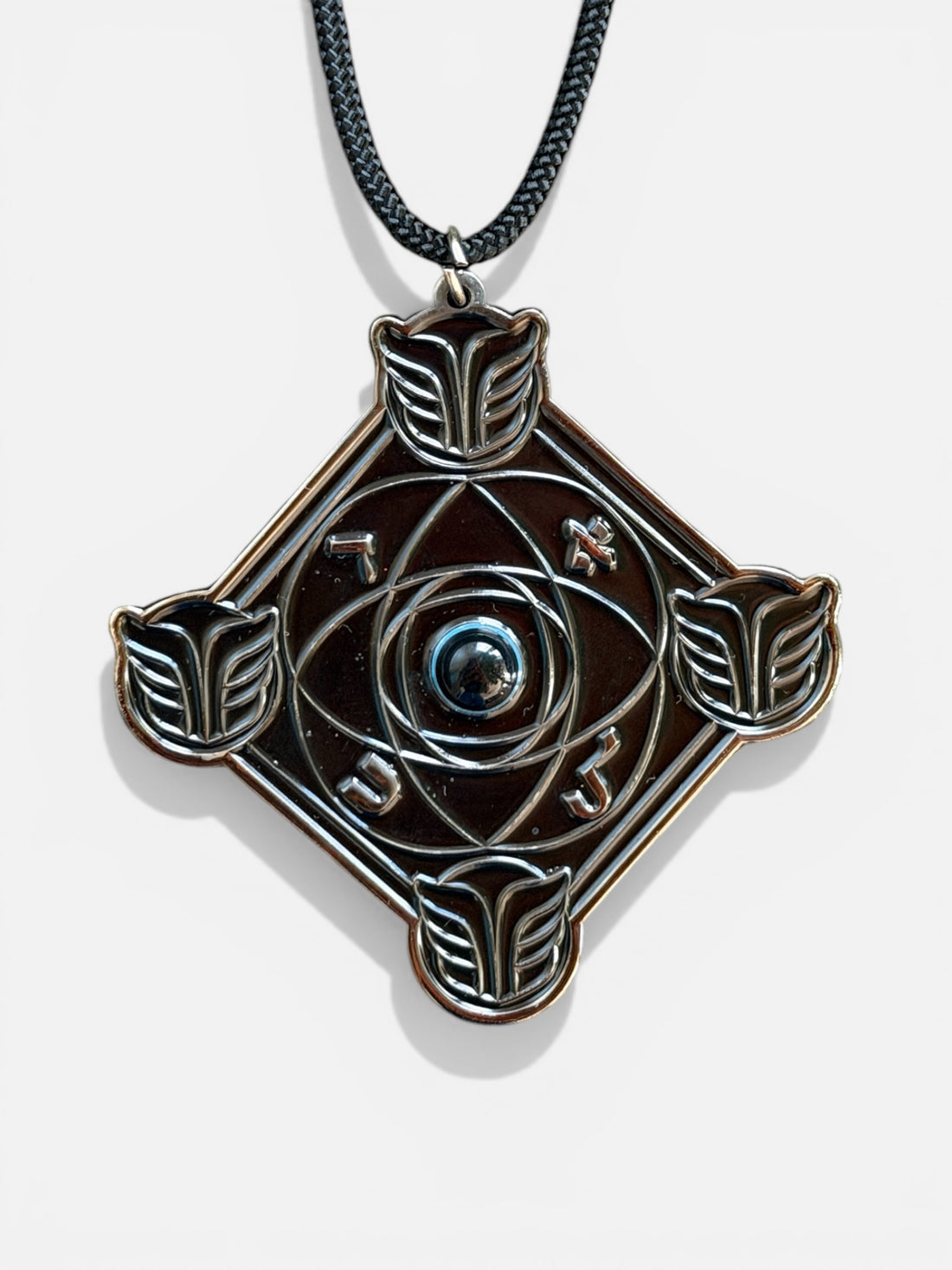 TENEBRIS FERRUM — OBSIDIAN CORE
TALISMAN KABBALISTIQUE MYSTIQUE