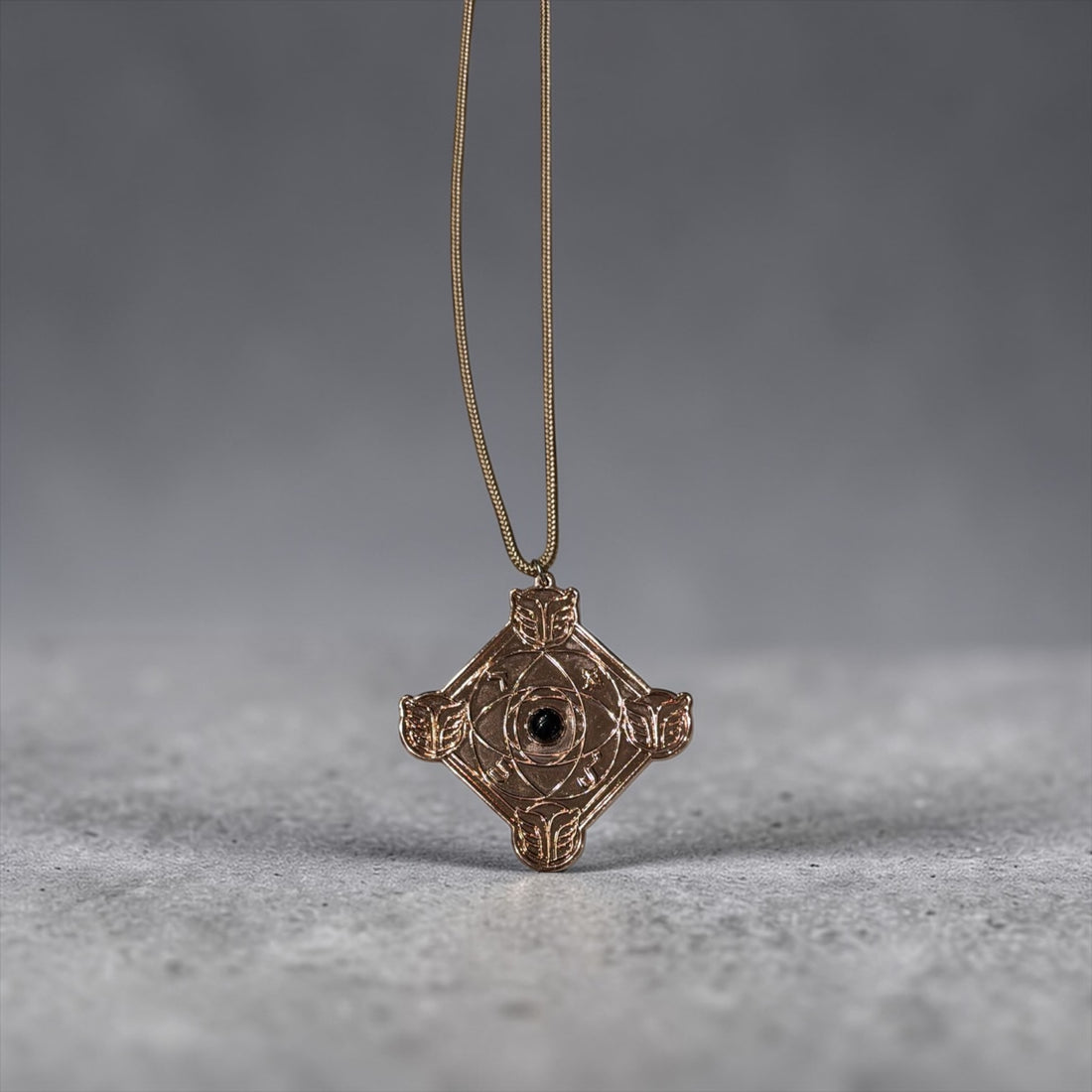 ⚫🜃 DIN NEHOSHA

Talisman Kabbalistique &amp; Mystique

Laiton / Bronze · Obsidienne Noire