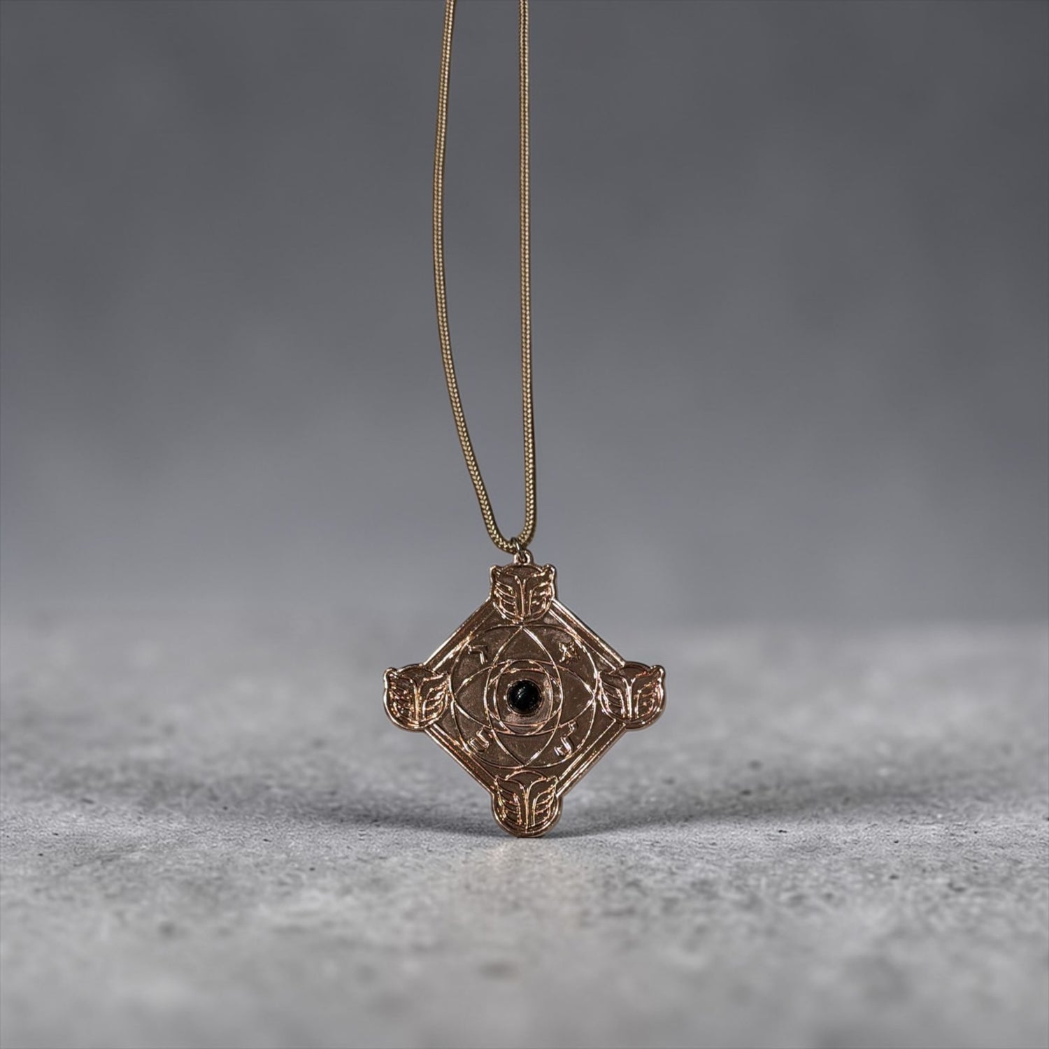 ⚫🜃 DIN NEHOSHA

Talisman Kabbalistique &amp; Mystique

Laiton / Bronze · Obsidienne Noire