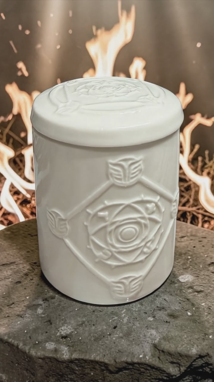 NERTAMID —🔥 ÉDITION SPÉCIALE « MOÏSE »
LA FLAMME VIVANTE DE LA FORCE ET DE LA GUÉRISON  Miel Cannelle - La Flamme Éternelle Son écrin est enveloppé d’un vernis blanc immaculé, comme une couronne de lumière posée sur la matière.