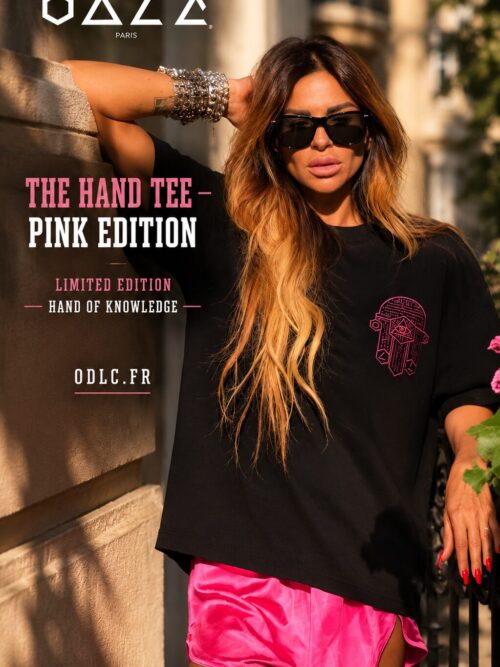 THE HAND TEE  — PINK EDITION
ÉDITION LIMITÉE — Main DE LA CONNAISSANCE