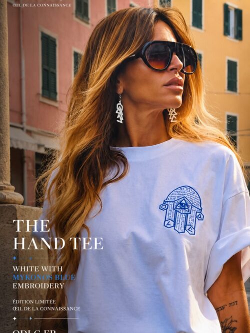 THE HAND TEE — WHITE WITH MYKONOS BLUE EMBROIDERY
ÉDITION LIMITÉE — MAIN DE LA CONNAISSANCE