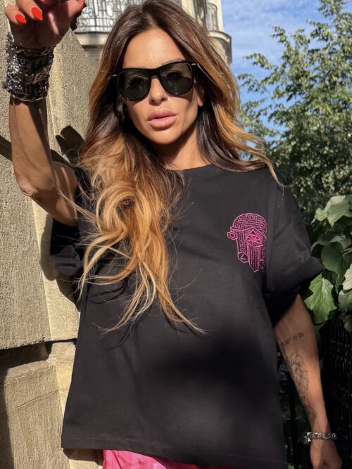 YAd TEE — PINK EDITION
ÉDITION LIMITÉE — Main DE LA CONNAISSANCE