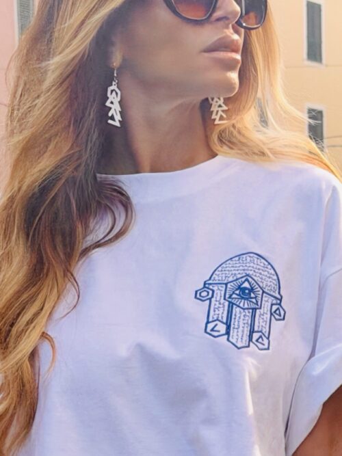 THE HAND TEE — WHITE WITH MYKONOS BLUE EMBROIDERY
ÉDITION LIMITÉE — MAIN DE LA CONNAISSANCE