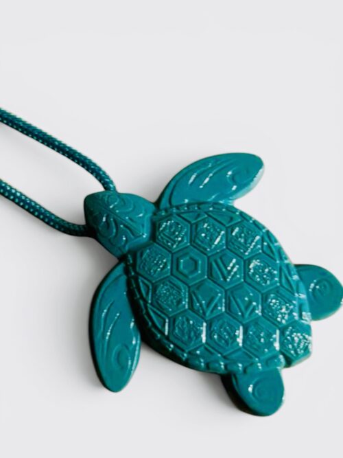 MAAYANS — LA GARDIENNE DES OCÉANS ANCIENS - TORTUE  DES MERS TURQUOISE PROFOND- Talisman Mystique Kabbalistique -Pendentif + cordon turquoise