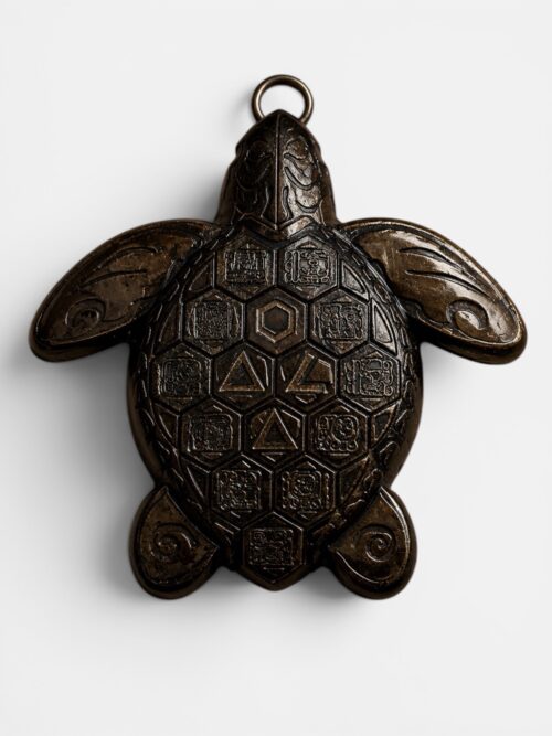 MAAYANS — SEA TURTLE
BLACK TOBACCO AGED EDITION
Édition Black Tobacco Aged • Laiton Massif • Œuvre Symbolique et Mystique