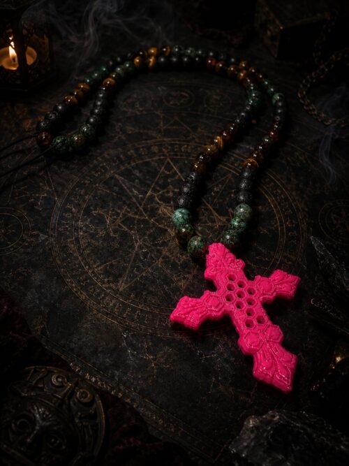 CROIX SALOMONIENNE — ROSE OF FIRE EDITION
LE SCEAU DES TERRES VOLCANIQUES
Édition Rose of Fire • Pierre de Lave Volcanique • Œil de Tigre • Pierre Africaine Turquoise • Talisman Mystique et Kabbalistique • Designée exclusivement pour ODLC