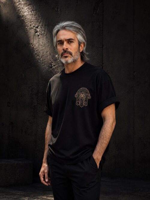 THE HAND TEE  — SABLE EDITION
ÉDITION LIMITÉE — Main DE LA CONNAISSANCE