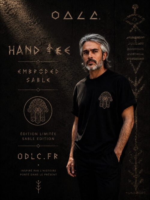 THE HAND TEE  — SABLE EDITION
ÉDITION LIMITÉE — Main DE LA CONNAISSANCE