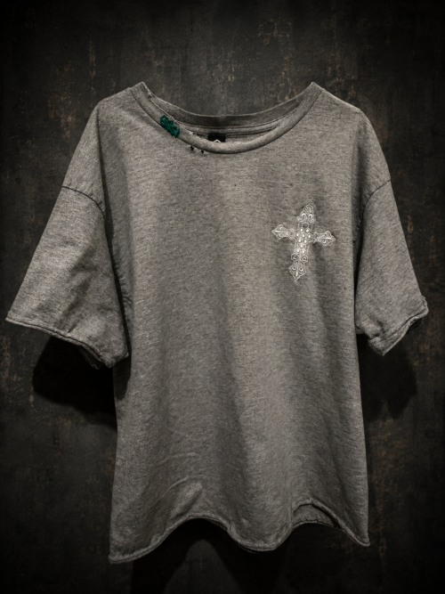 SALOMON CROSS — SACRED WORN EDITION
THE SALOMONIAN T-SHIRT MARKED BY KNOWLEDGE

Aged Grey • Wide Neck • Sacred Worn Finish • Embroidered Salomonian Cross • Deep Turquoise NETZAH Crest on the Collar • Intentionally Hand-Distressed Finishing •