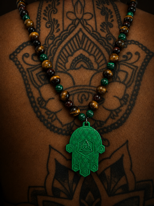 HAND OF KNOWING — EMERALD TIGER EDITION LA MAIN DE LA CONNAISSANCE L’ÉDITION DU RETOUR AU CALME Green Edition • Laiton • Œil de Tigre • Malachite Sautoir énergétique monté entièrement à la main à Paris
