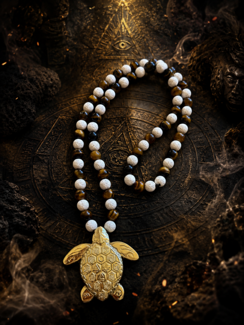 MAAYANS SEA TURTLE — GOLDEN VOLCANIC TIGER EDITION
LA GARDIENNE DES PROFONDEURS
Gold Edition • Pierre de Lave Blanche • Œil de Tigre
Sautoir énergétique monté entièrement à la main à Paris
