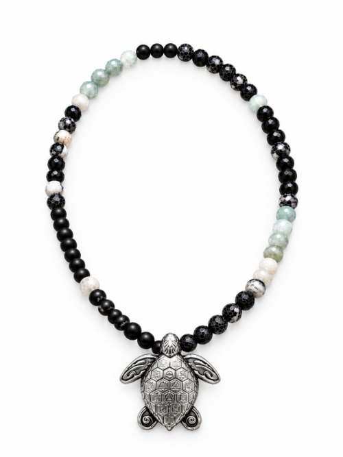MAAYANS SEA TURTLE — MOON TEMPLE
LA TORTUE DU TEMPLE DE LA LUNE
LE GRAND SAUTOIR DU POINT ZÉRO & DU RENOUVEAU
TORTUE 6 CM • AGATE NOIRE MATE • PIERRES FACETTÉES SEMI-PRÉCIEUSES • GRAND SAUTOIR • ÉDITION LUNAIRE
