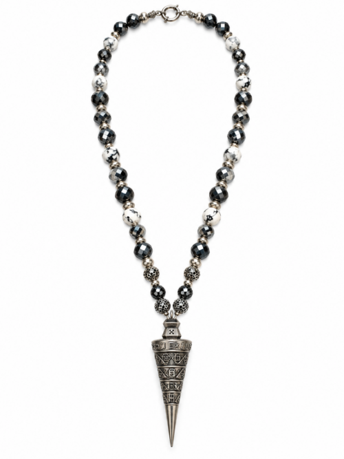 THE ANSWER
FLÈCHE DE LA VÉRITÉ — PENDULUM SUPRÊME ABSOLUE
BLACK AGED EDITION
Édition Ultra Limitée • Black Aged • 200 g • 10 cm • Alliage massif plomb & zinc • Agate Panda Facettée semi précieuses